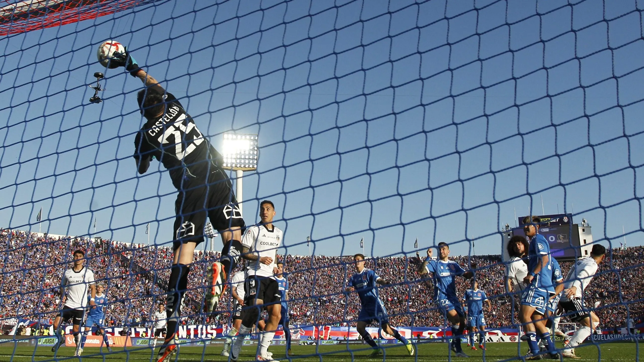 U de Chile salva, por ahora, la locaía en el Estadio Nacional. Foto: Felipe Zanca/Photosport