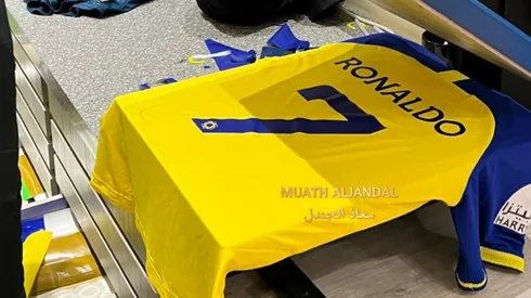 La camisetas están siendo estampadas antes de la firma oficial.