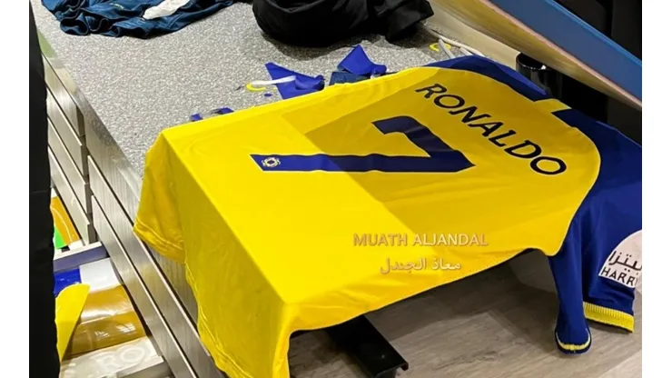 La camisetas están siendo estampadas antes de la firma oficial.