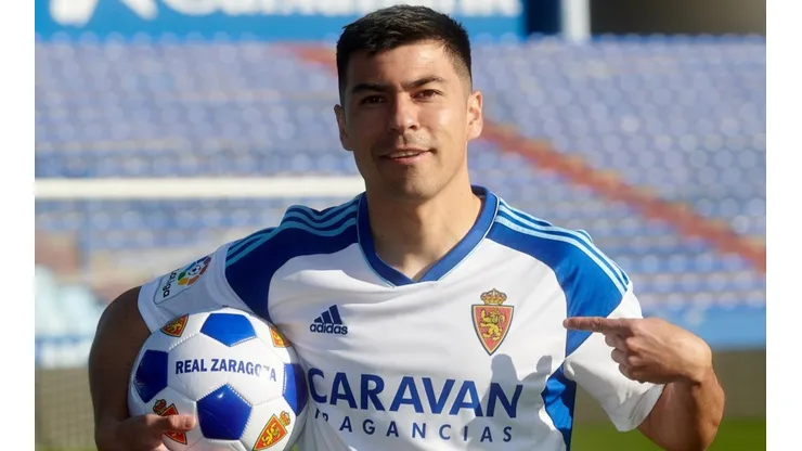 Tomás Alarcón presentado en el Real Zaragoza de la Segunda División de España.