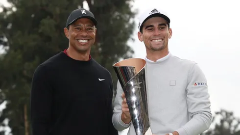 Joaquín Niemann junto a Tiger Woods, tras ganar en The Genesis Invitational