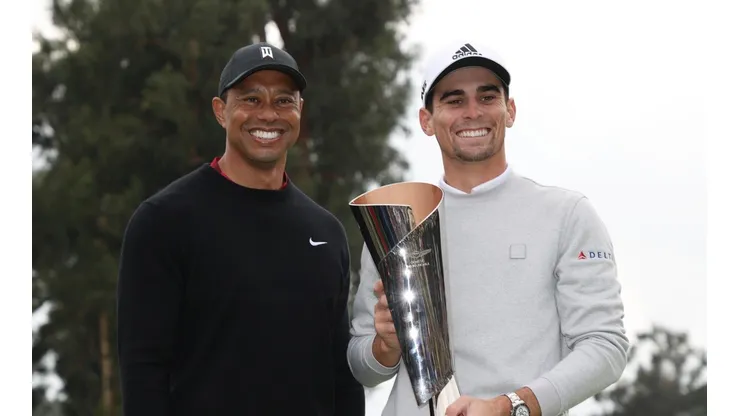 Joaquín Niemann junto a Tiger Woods, tras ganar en The Genesis Invitational