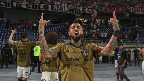 Arturo Vidal celebra con los hinchas de Colo Colo en Colombia.