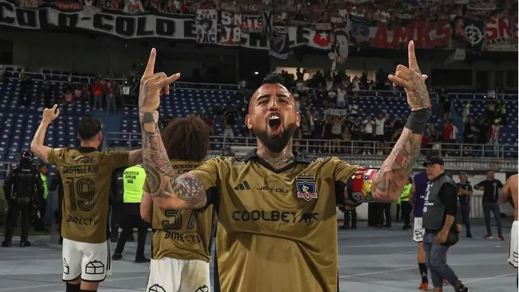 Arturo Vidal celebra con los hinchas de Colo Colo en Colombia.