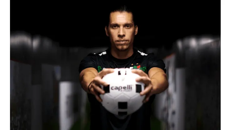 César Rigamonti posa con la camiseta de Palestino, que fichó dos arqueros para 2023.