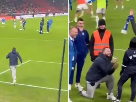 Invade cancha, simula lesión y pide matrimonio