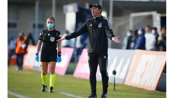 Luis Mena dirigiendo un superclásico