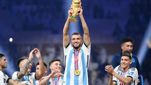Germán Pezzella levanta el trofeo del Mundial de Qatar 2022 que ganó Argentina.