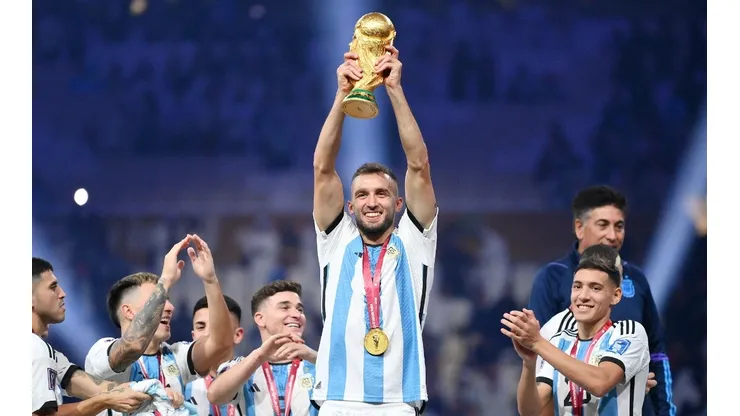 Germán Pezzella levanta el trofeo del Mundial de Qatar 2022 que ganó Argentina.