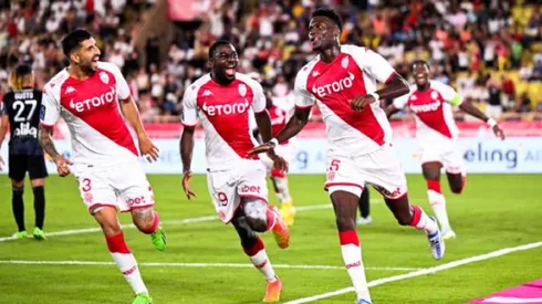 Guillermo Maripán celebra con Benoit Badiashile (5), el defensor que apunta a fichar por el Chelsea de Inglaterra.