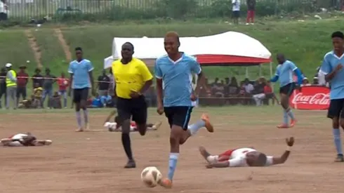 Los jugadores yacen en el suelo en pleno partido