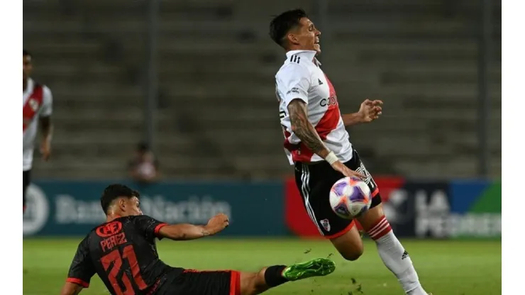 El momento posterior de la entrada de César Pérez que provocó la fractura de tobillo de Matías Kranevitter.