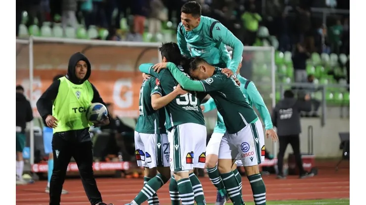 Wanderers celebra un gol de Paolo Guajardo