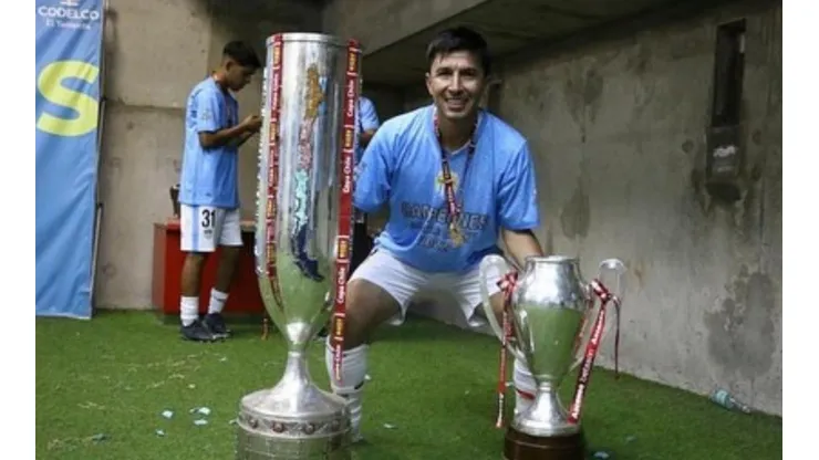 Acevedo celebra con las copas ganadas el 2022