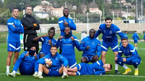 Alexis sonriente con sus compañeros