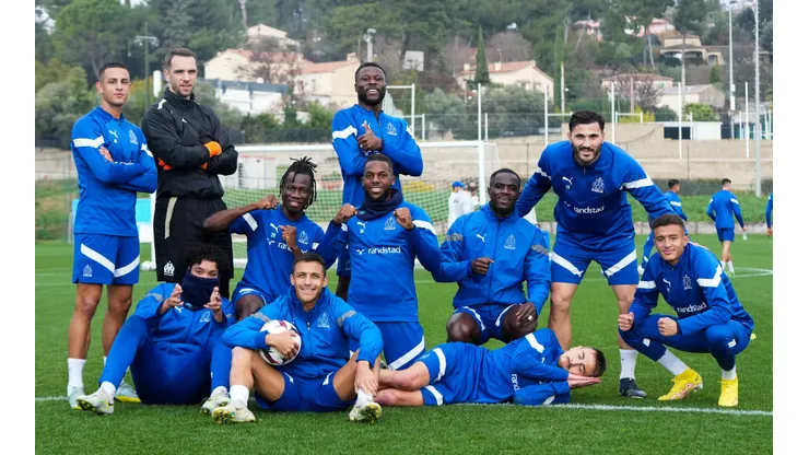 Alexis sonriente con sus compañeros