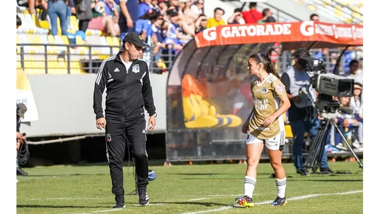 Chichi Olave recibiendo instrucciones de Luis Mena en la final