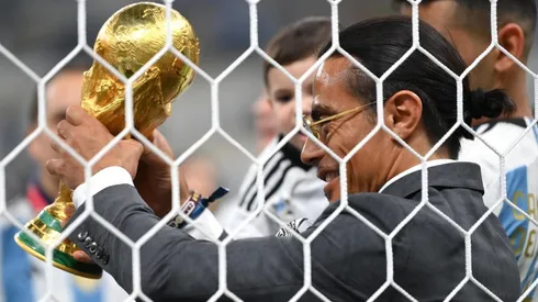 Salt Bae llegó a tocar la Copa del Mundo en medio de los festejos argentinos.