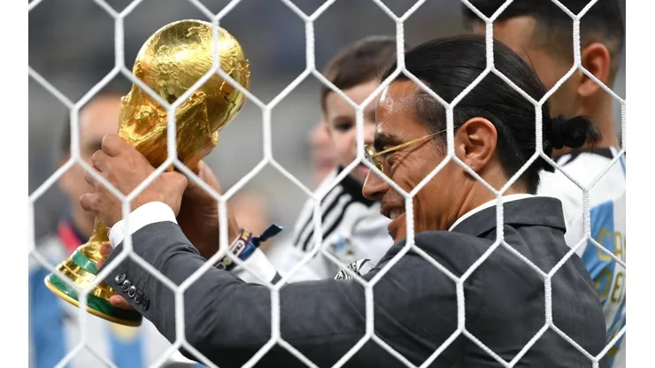 Salt Bae llegó a tocar la Copa del Mundo en medio de los festejos argentinos.