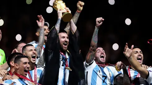 Messi levantó la copa del mundo con una túnica especial