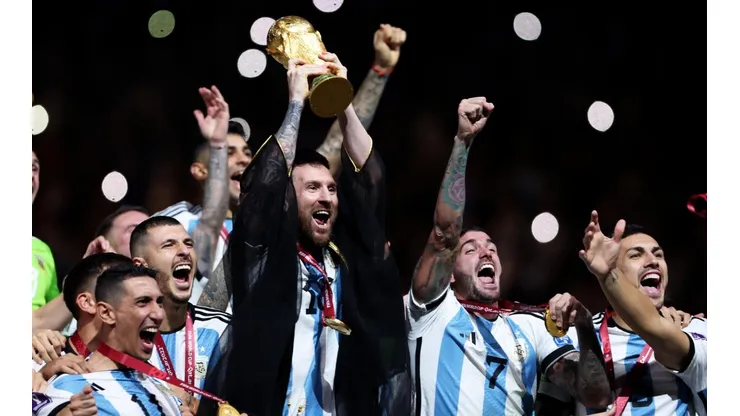 Messi levantó la copa del mundo con una túnica especial