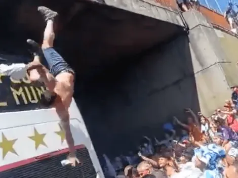 Hincha cae de un puente tras intentar subir al bus de Argentina