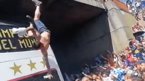 El fanático cayó directo al piso y fue atendido, sorprendiendo a todos