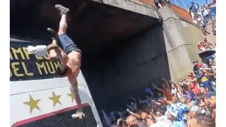 El fanático cayó directo al piso y fue atendido, sorprendiendo a todos