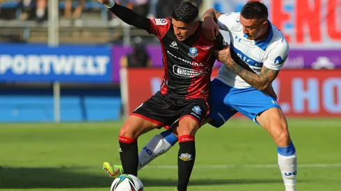 Jason Flores cuida la pelota ante la marca de Tomás Asta-Buruaga.