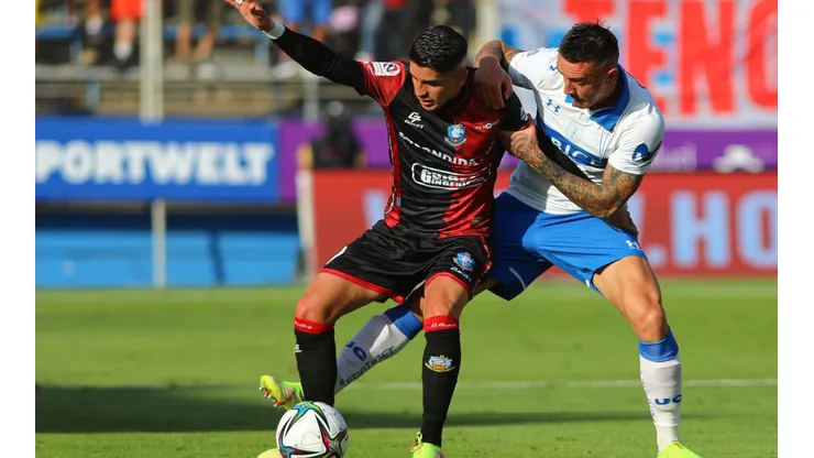 Jason Flores cuida la pelota ante la marca de Tomás Asta-Buruaga.