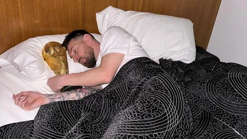 Messi publica varias fotografías en sus redes sociales durmiendo con el trofeo del Mundial.