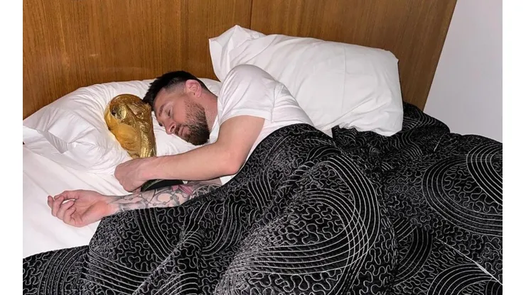 Messi publica varias fotografías en sus redes sociales durmiendo con el trofeo del Mundial.