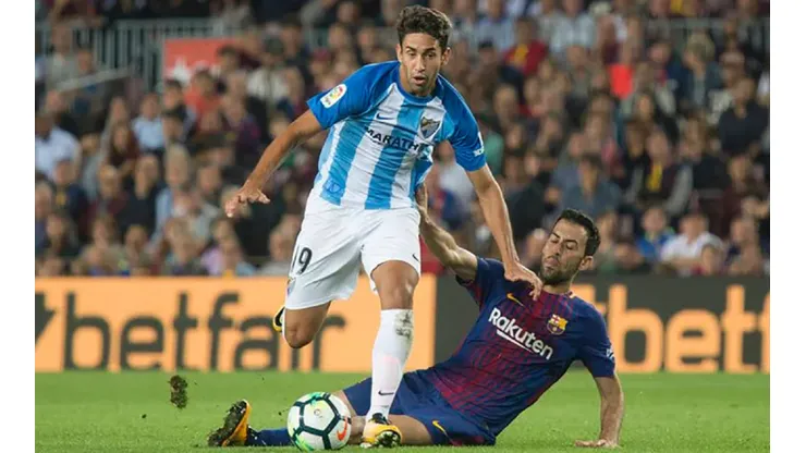 Emanuel Cecchini lucha un balón con Sergio Busquets. El argentino jugará en Unión Española durante 2023.