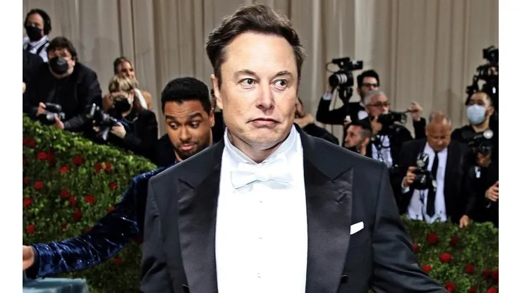 Elon Musk con cara de impacto.