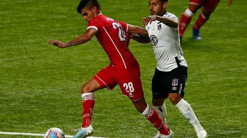 Erick Wiemberg protege el balón ante la insistente presión de Marcos Bolados en un partido entre Unión La Calera y Colo Colo.