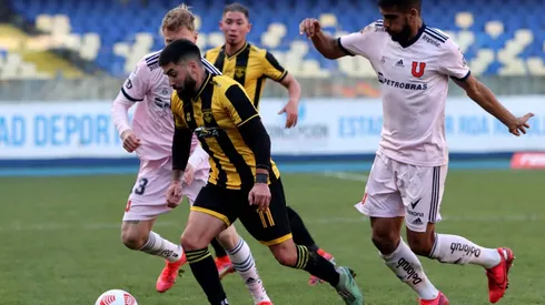 Kevin Harbottle conduce el balón en la llave de Copa Chile que Fernández Vial le ganó a la U por penales.