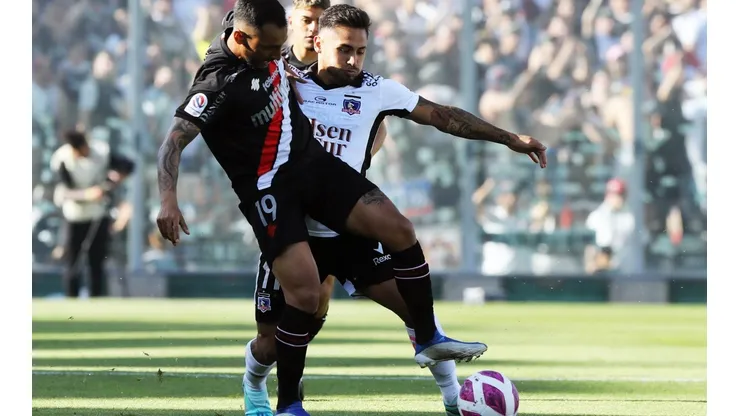Ronald de la Fuente protege el balón ante la marca de Óscar Opazo.