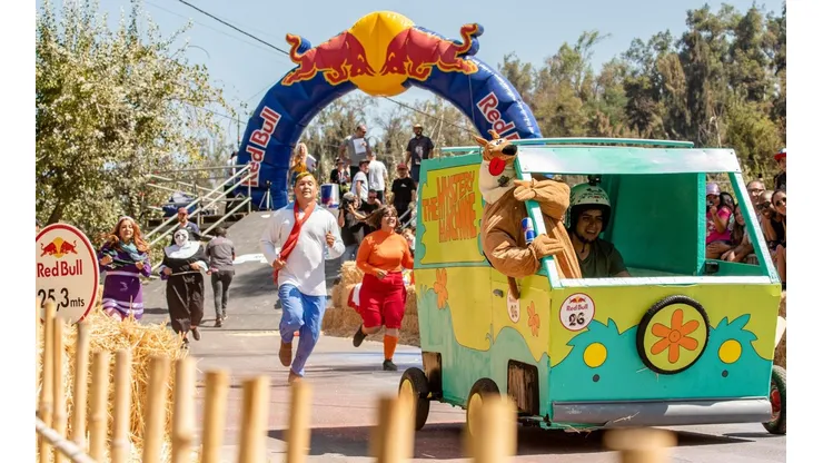 ¡Ahora si que si! Este martes 20 de diciembre los 30 autos más locos bajarán desde el Parque Metropolitano de Santiago en el Red Bull Soapbox Race.