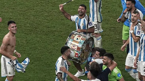 Así entró Sergio Agüero a la celebración en cancha del título mundial que ganó Argentina en Qatar 2022.