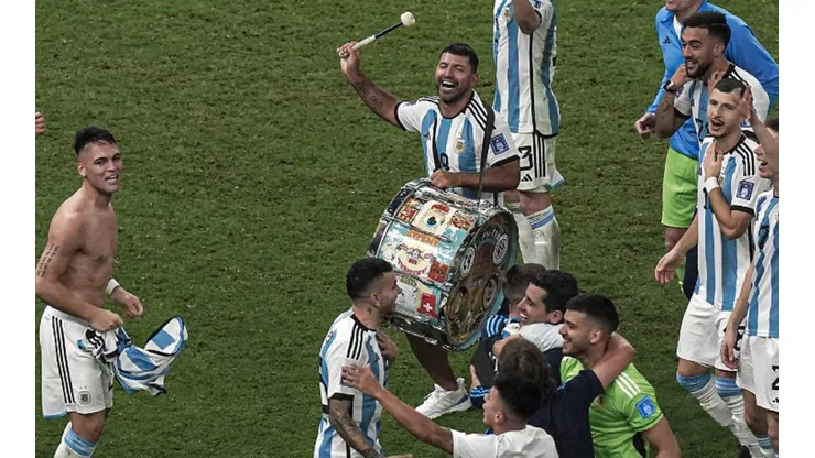 Así entró Sergio Agüero a la celebración en cancha del título mundial que ganó Argentina en Qatar 2022.