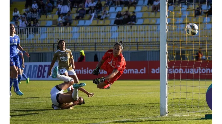 La portera de Universidad de Chile no pudo hacer nada para evitar el gol albo.