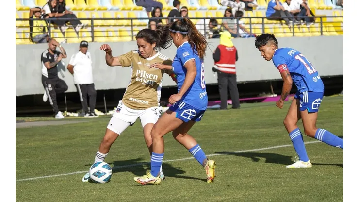 Las azules quedaron con dos jugadores menos ante Colo Colo.