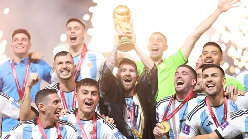 Messi levanta la copa del mundo en Qatar