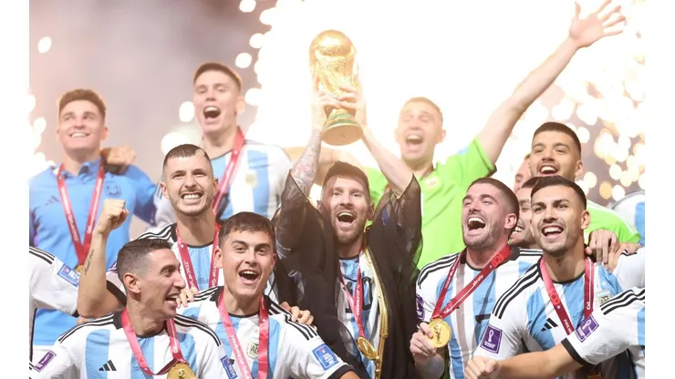 Messi levanta la copa del mundo en Qatar