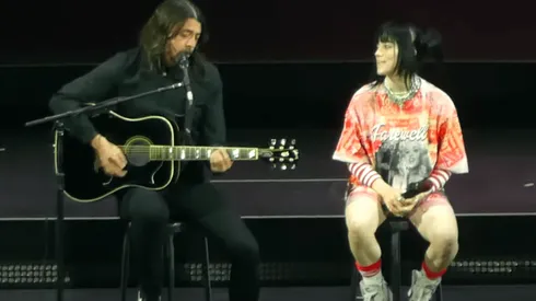 Dave Grohl y Billie Eilish en el escenario.