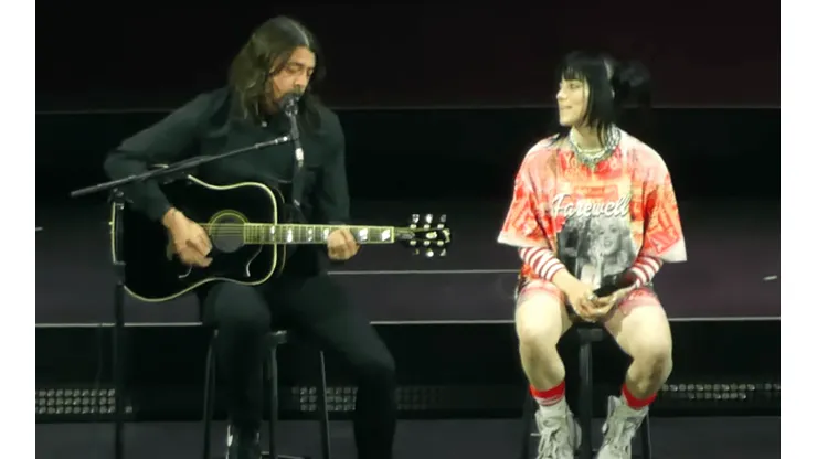 Dave Grohl y Billie Eilish en el escenario.