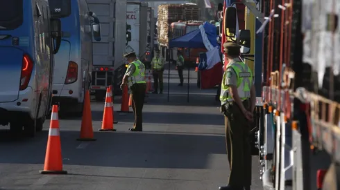 Ocho carabineros son desvinculados por escoltar a camioneros en paro