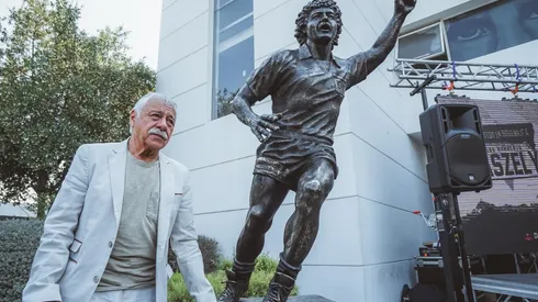 ¡Se lo merece! Un emocionado Carlos Caszely devela su estatua ubicada en el estadio Monumental.