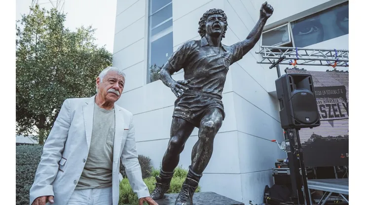 ¡Se lo merece! Un emocionado Carlos Caszely devela su estatua ubicada en el estadio Monumental.