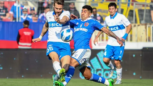 Gary Kagelmacher despeja una pelota ante la presión de Jeisson Vargas en un clásico universitario.